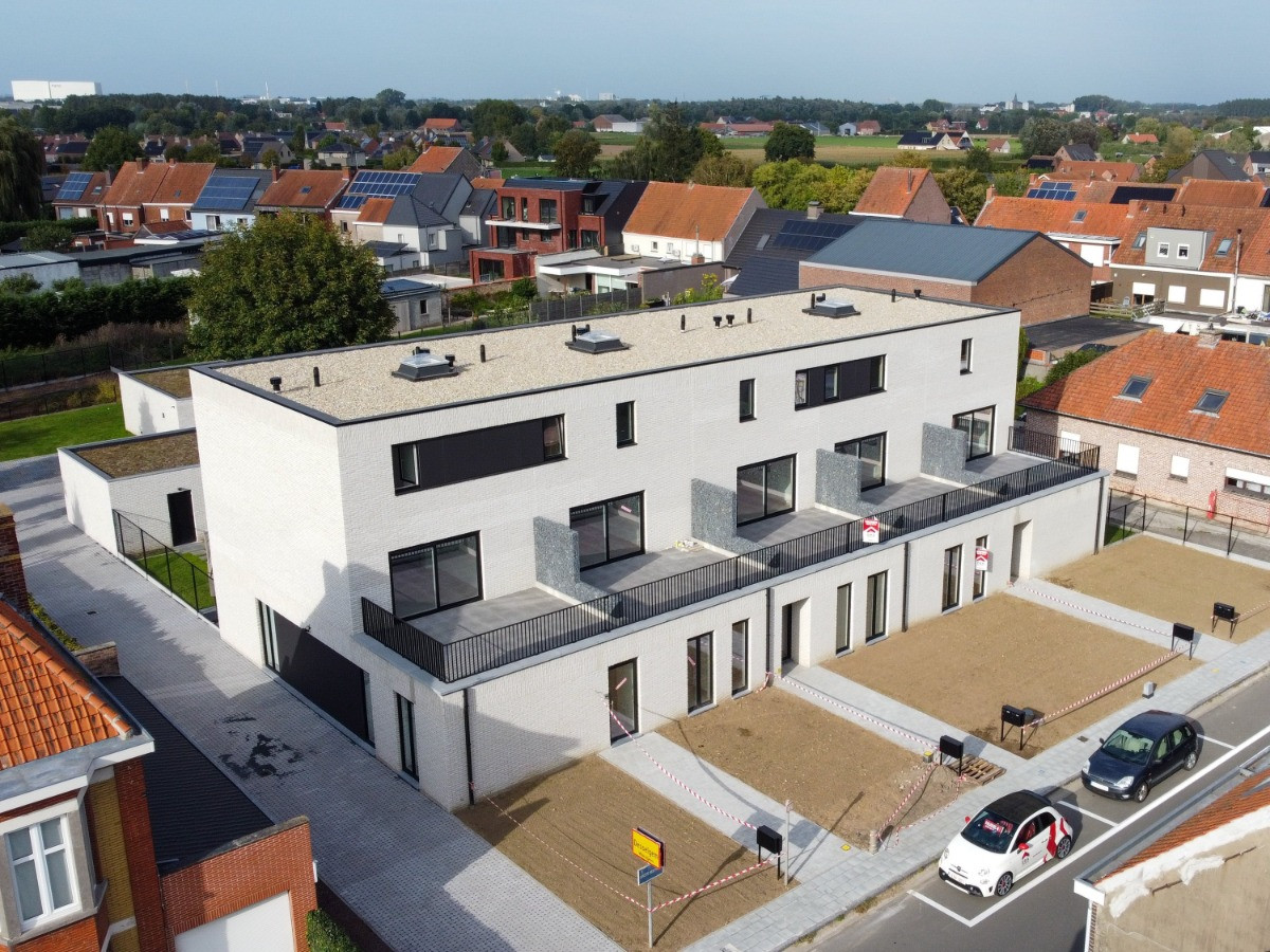 Duplex appartement met drie slaapkamers en groot terras € 825 / month ERA